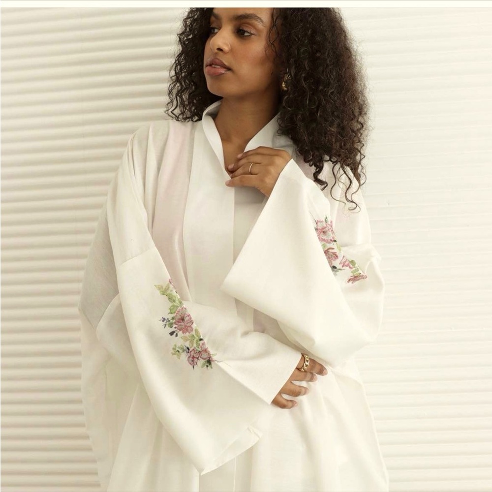 Modern A baya white with flowers